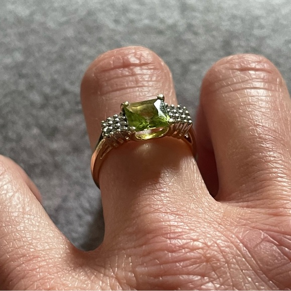 14k gold and Princess cut Peridot ring - Picture 10 of 12